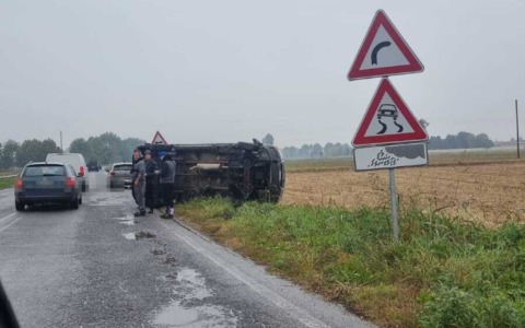 Furgone a ruote all’aria sulla Provinciale tra Borgo San Giacomo e Villachiara