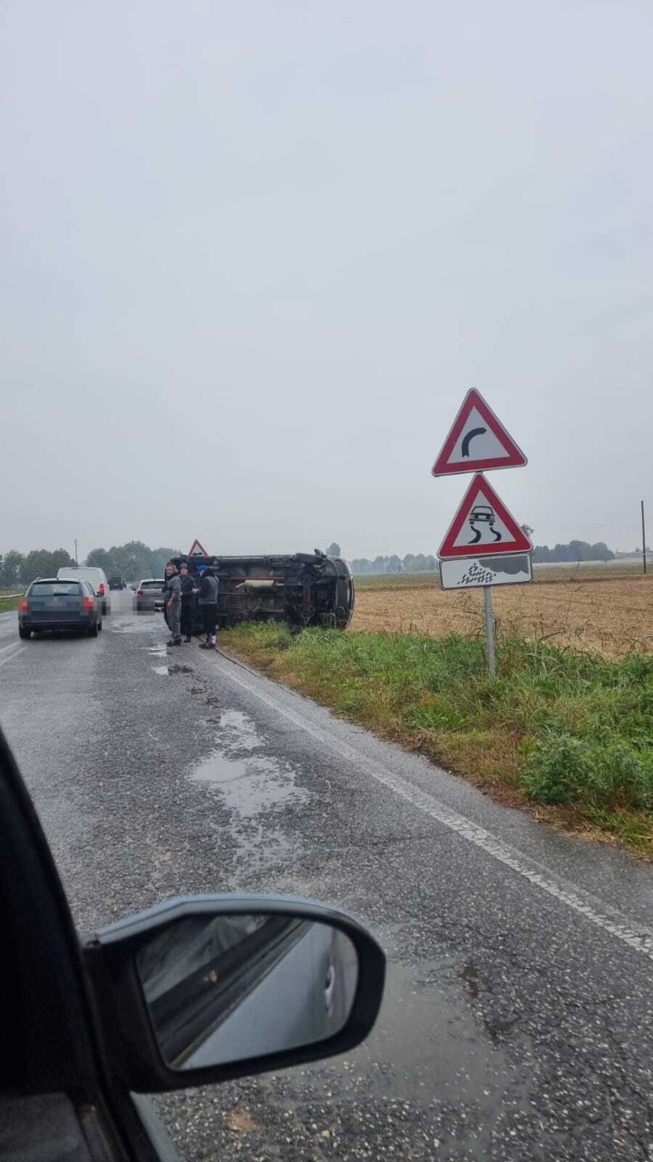 Furgone a ruote all’aria sulla Provinciale tra Borgo San Giacomo e Villachiara