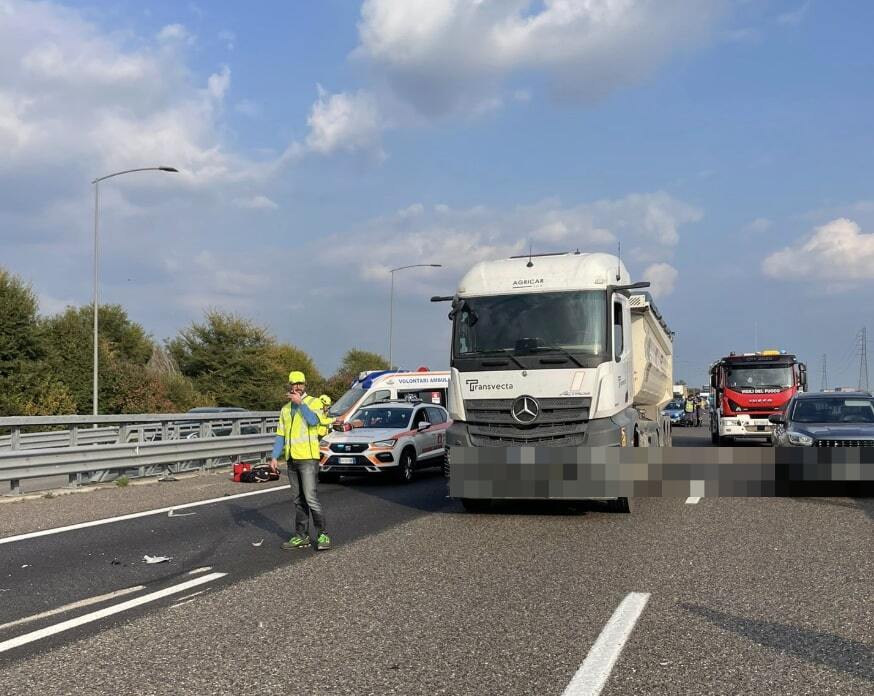 Furgone si ribalta in A35, quattro i feriti