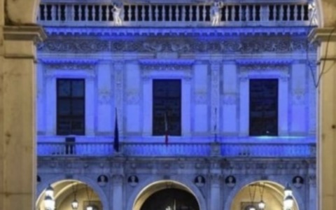 Giornata Mondiale del Malato Reumatico: Palazzo Loggia si tinge di azzurro
