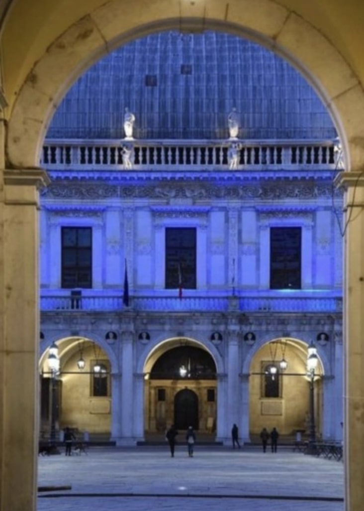 Giornata Mondiale del Malato Reumatico: Palazzo Loggia si tinge di azzurro