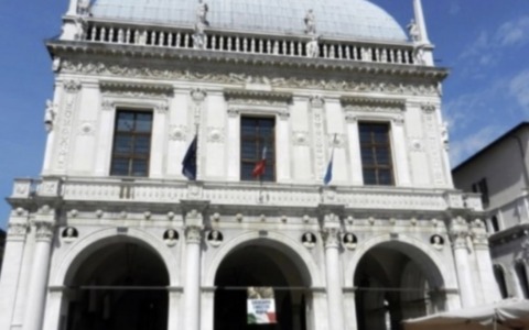 Giornata della Meraviglia: la Loggia si illumina di amaranto