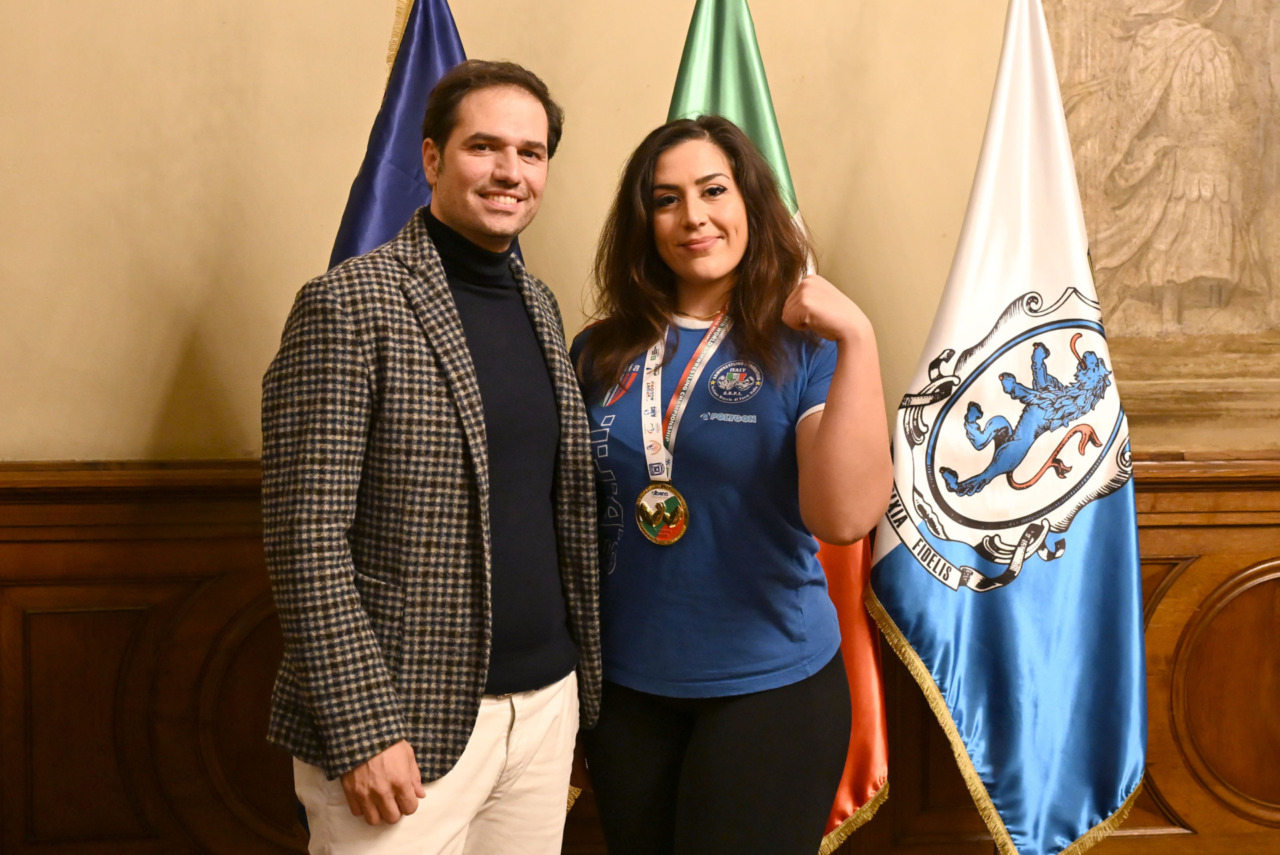 Giulia Pari, la campionessa mondiale di Braccio di Ferro ricevuta in Loggia dall’assessore Cantoni