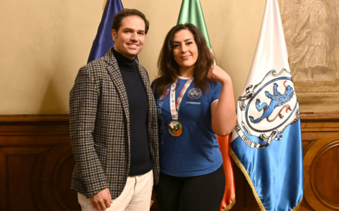 Giulia Pari, la campionessa mondiale di Braccio di Ferro ricevuta in Loggia dall’assessore Cantoni