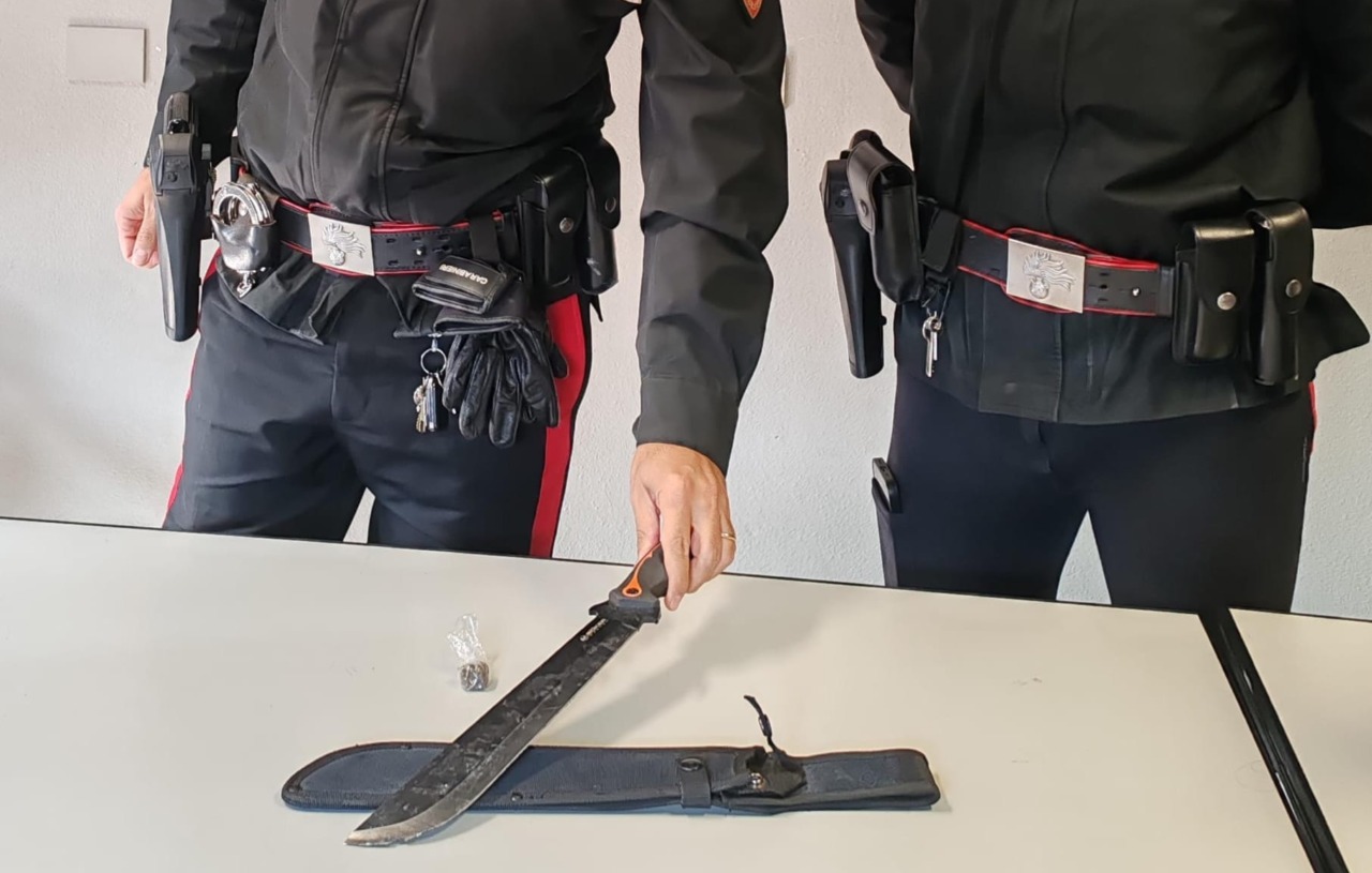 Machete e droga in auto, una denuncia a Chiari