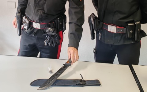 Machete e droga in auto, una denuncia a Chiari