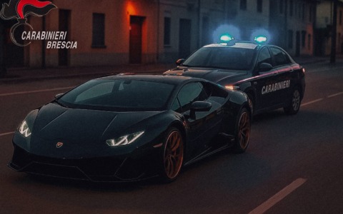 Ubriaco, fugge all’alt dei carabinieri su una Lamborghini: inseguimento da film tra Cologne e Bergamo