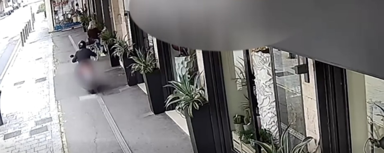 In scooter rapinava donne in strada, arrestato