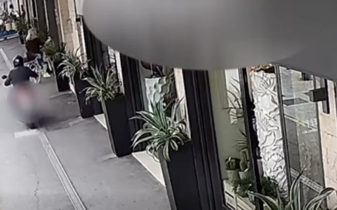 In scooter rapinava donne in strada, arrestato