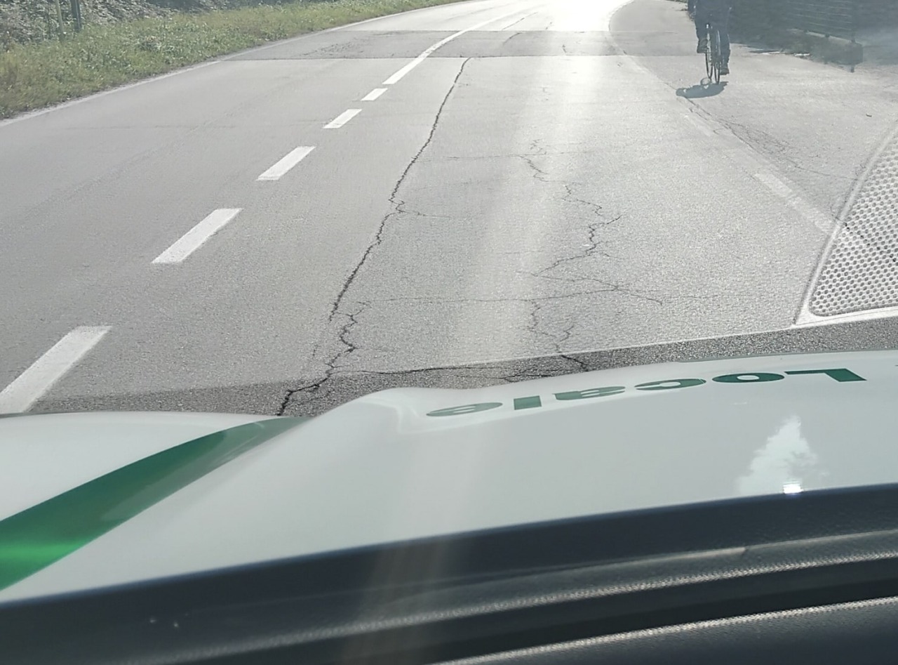 In bicicletta in tangenziale a fari spenti, aveva perso l’orientamento: la Locale lo riporta a casa