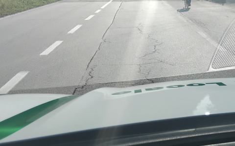 In bicicletta in tangenziale a fari spenti, aveva perso l’orientamento: la Locale lo riporta a casa