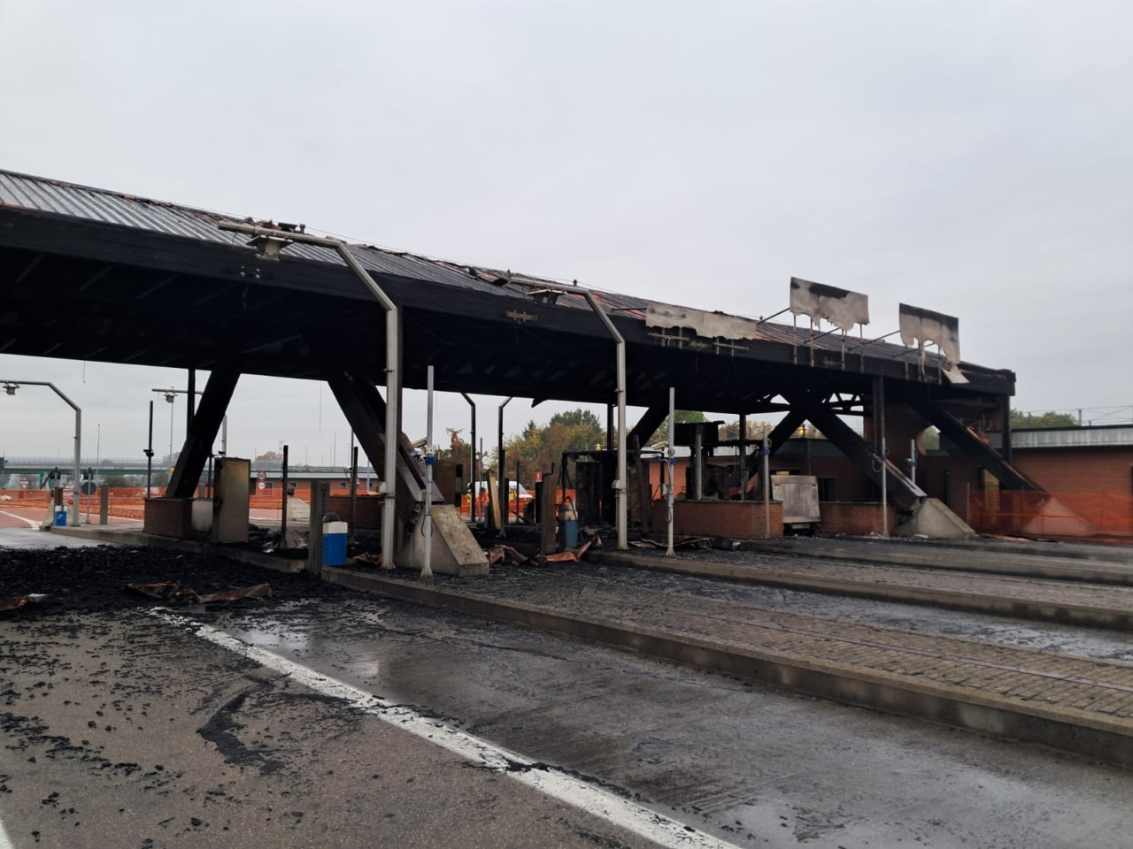 Incendio al casello di Brescia Sud: iniziate le operazioni di demolizione