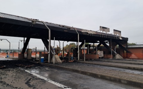 Incendio al casello di Brescia Sud: iniziate le operazioni di demolizione