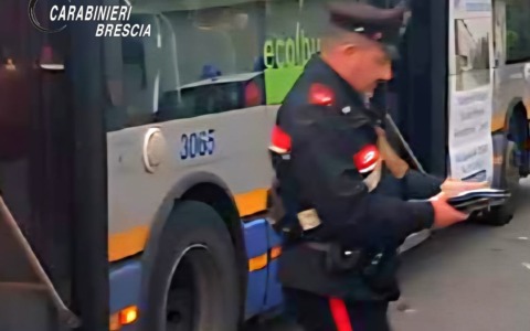 Leno, 15enne spruzza spray al peperoncino sul pullman e crea il caos