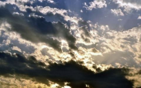 Meteo nuvoloso con possibili piogge nel fine settimana: da lunedì torna il bel tempo