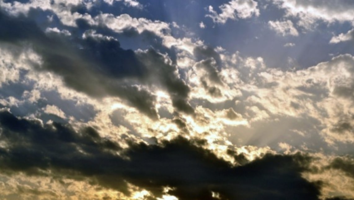 Meteo nuvoloso con possibili piogge nel fine settimana: da lunedì torna il bel tempo