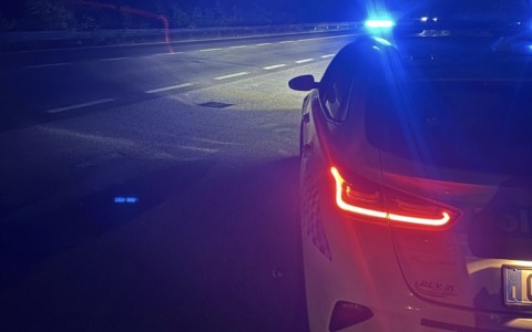 “Non ho avuto tempo per rinnovare la patente”: era scaduta da vent’anni e l’auto sequestrata