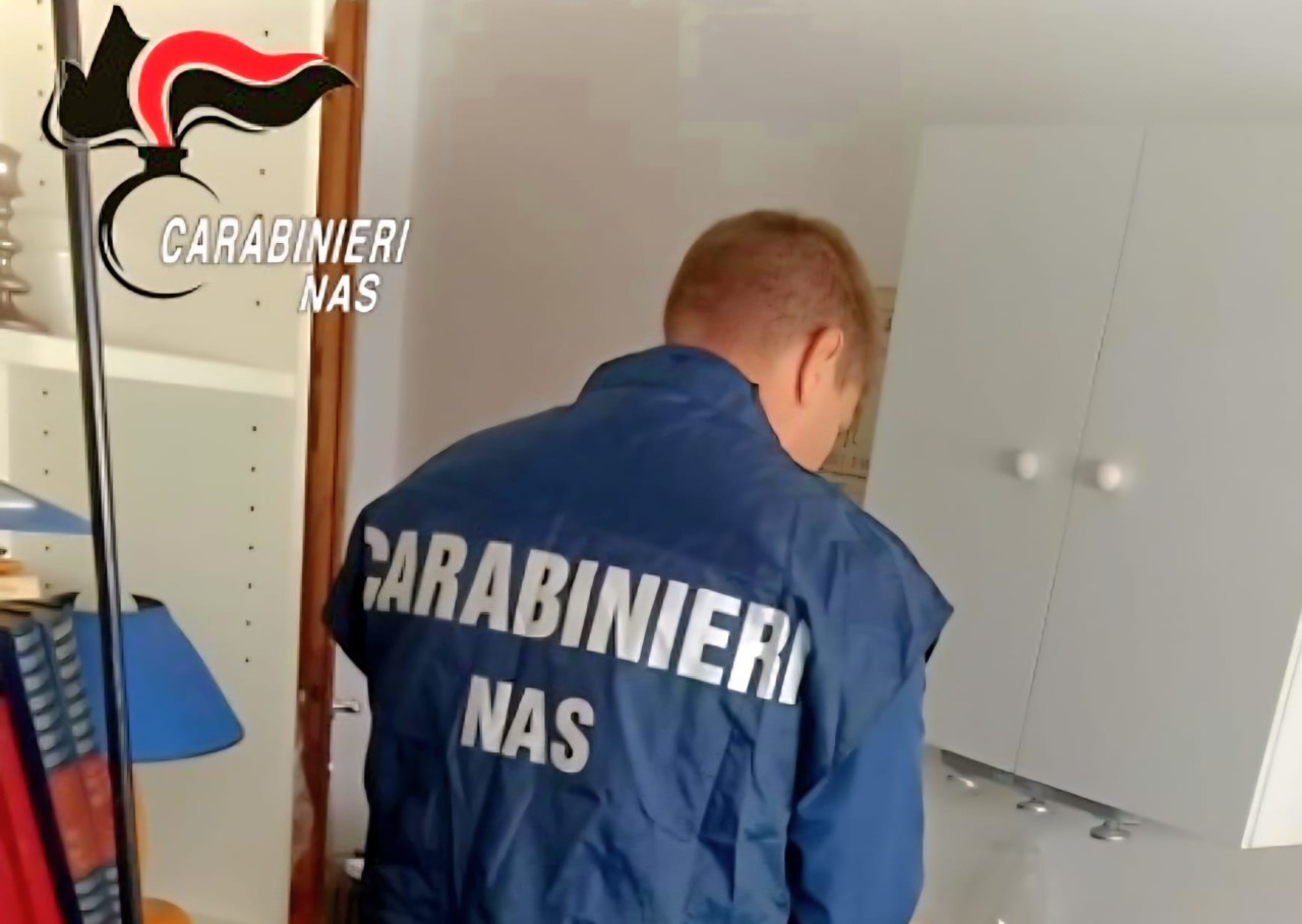 Odontotecnico si finge dentista: lo studio ricavato in una camera di casa sua, scatta la denuncia