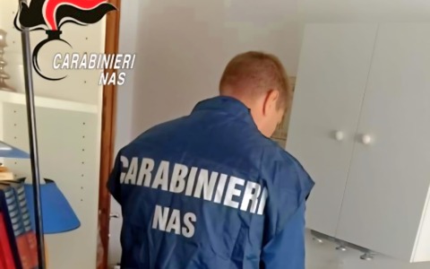 Odontotecnico si finge dentista: lo studio ricavato in una camera di casa sua, scatta la denuncia