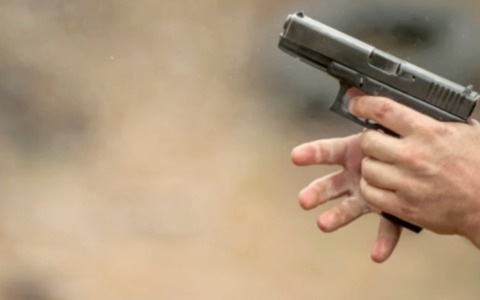 Paura a Lavone: pistola in pugno, rapinano la farmacia e fuggono in moto