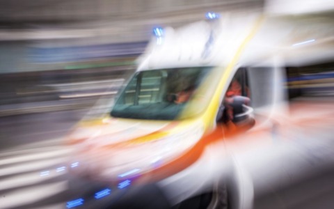 Precipita dal tetto, grave un operaio di 27 anni