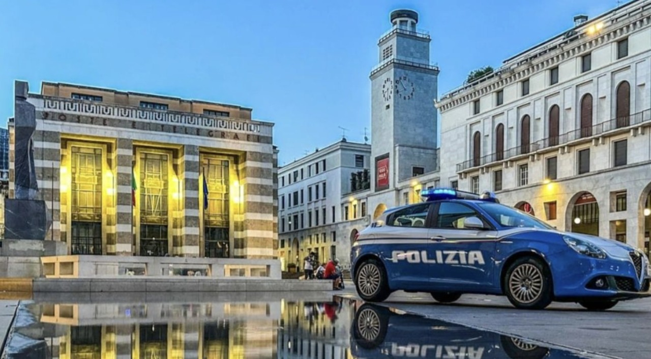 Rompe il finestrino di un furgone in sosta e ruba borsa: all’interno un portafoglio ed un cellulare