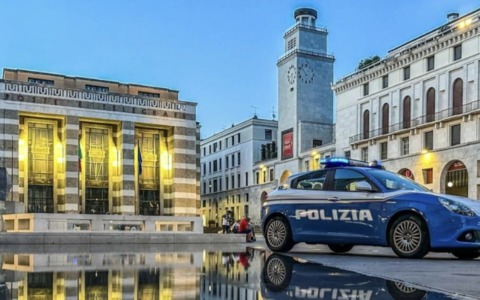 Rompe il finestrino di un furgone in sosta e ruba borsa: all’interno un portafoglio ed un cellulare