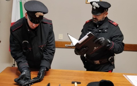 Rompono il finestrino con un martello, tre giovani rapinati da coetanei in auto