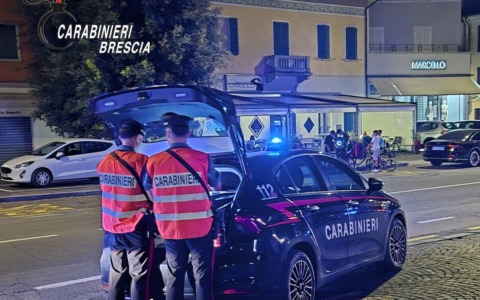 Ruba uno zaino e una borsa da un’auto parcheggiata: refurtiva restituita al proprietario