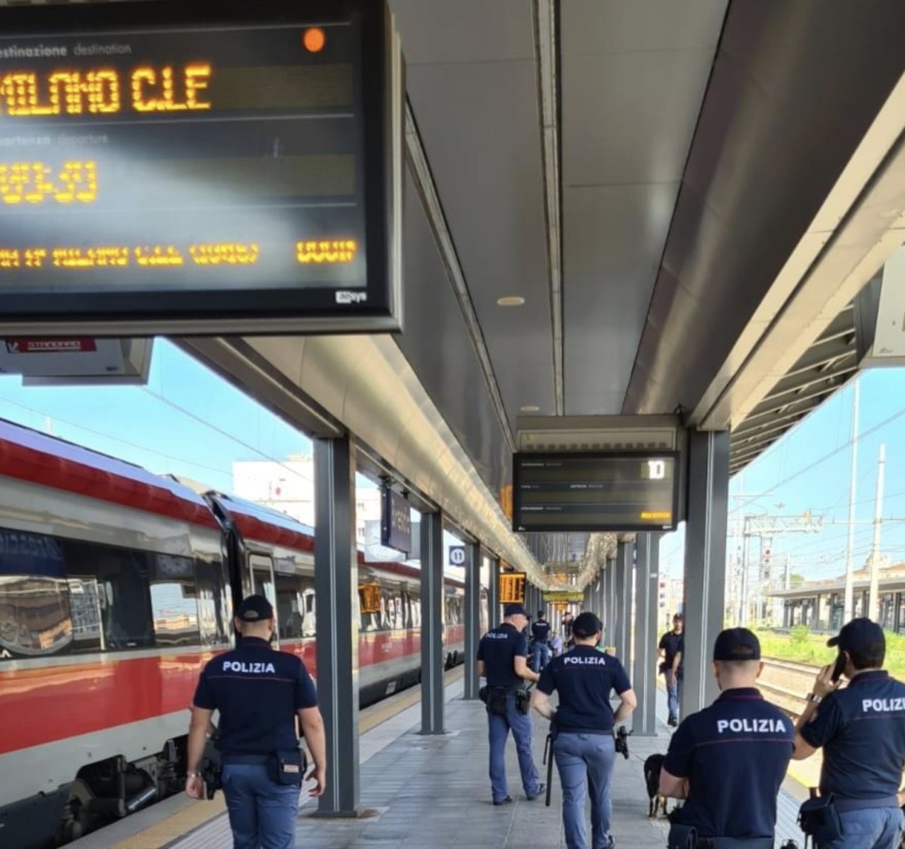 Rubano cellulare e cuffie e poi chiedono denaro per la restituzione: in manette due clandestini