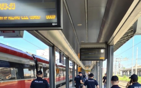 Rubano cellulare e cuffie e poi chiedono denaro per la restituzione: in manette due clandestini