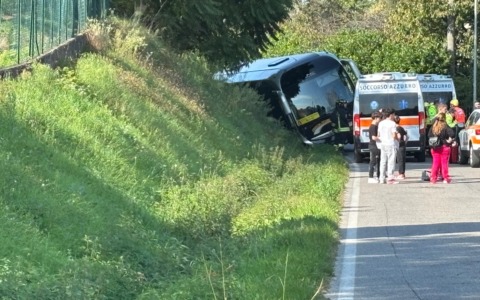 Scuolabus si ribalta a Castiglione delle Stiviere