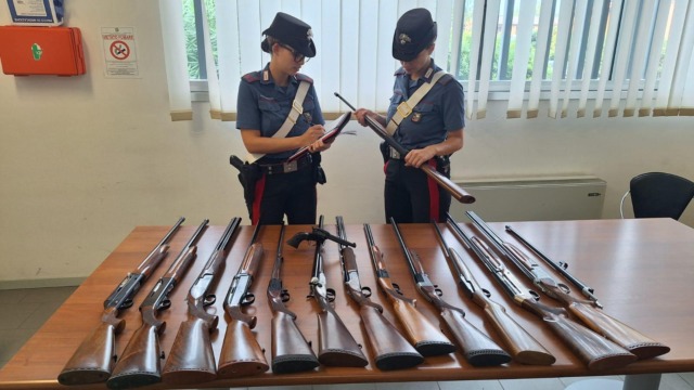 Sequestrati ad un 62enne 12 fucili da caccia ed 1 pistola non regolarmente custoditi