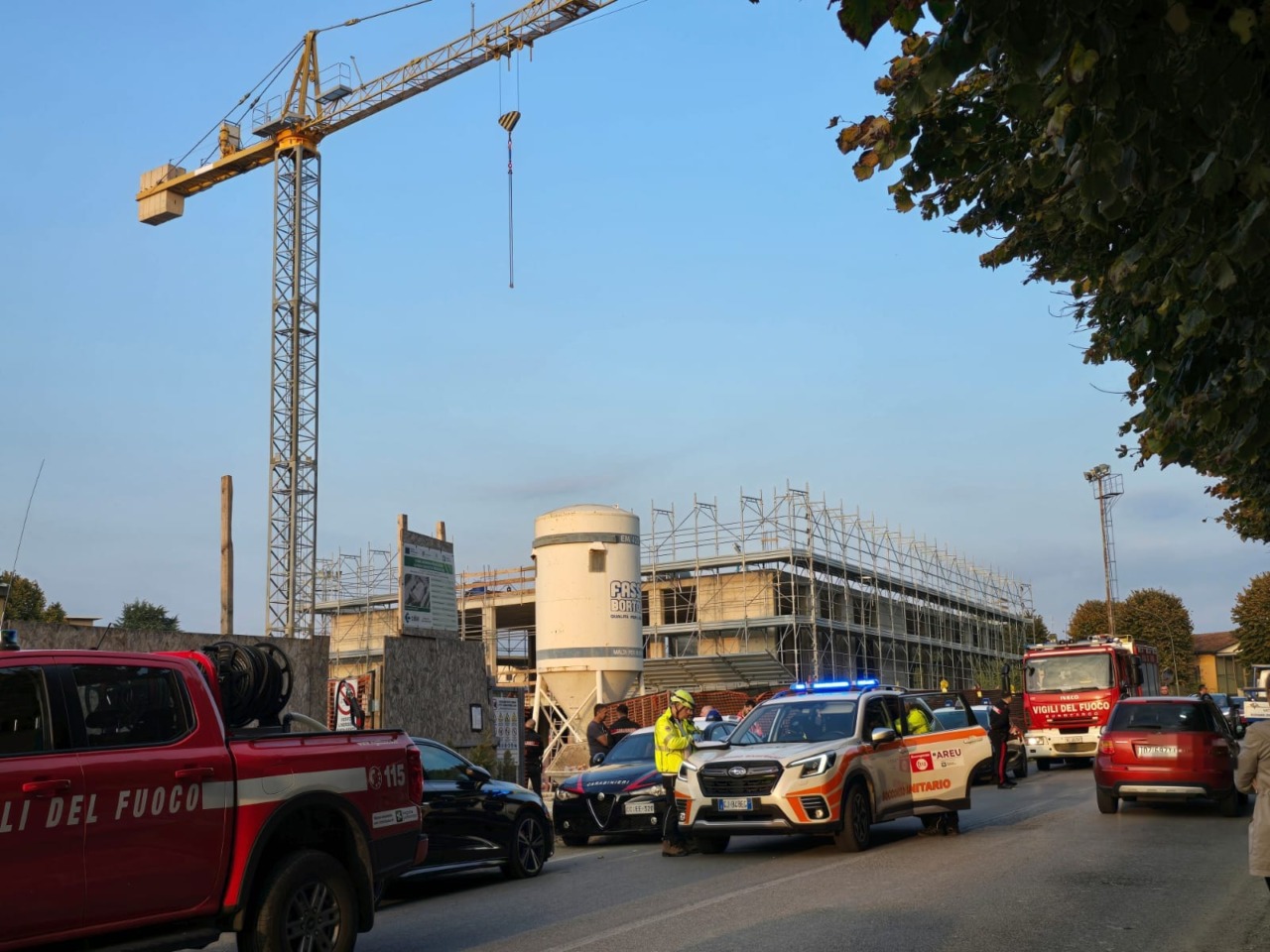 Si arrampica sulla gru e minaccia di buttarsi: paura a Orzinuovi