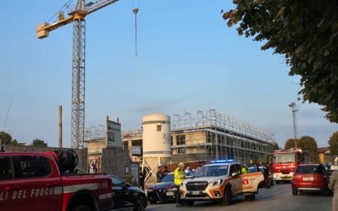 Si arrampica sulla gru e minaccia di buttarsi: paura a Orzinuovi