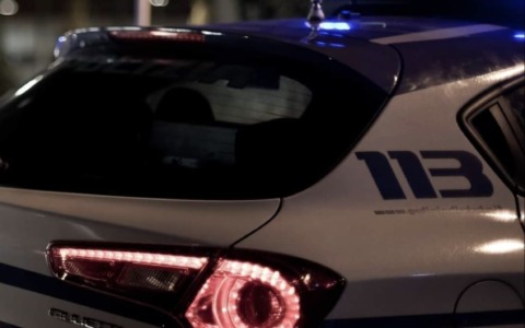 Si getta sulle auto in transito: 50enne bloccato e denunciato