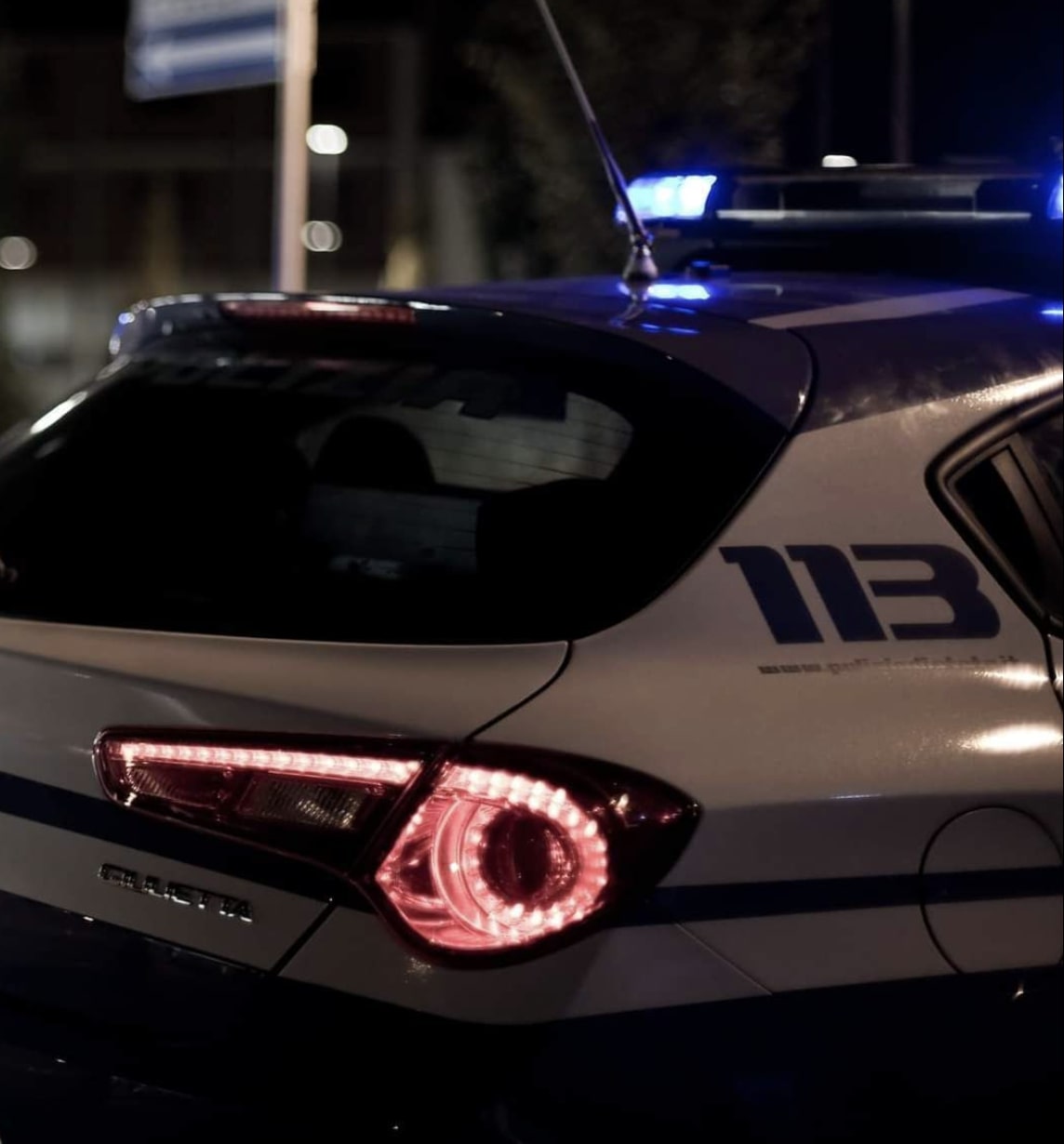 Si getta sulle auto in transito: 50enne bloccato e denunciato