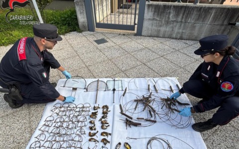Spaccio e porto abusivo di armi: arrestato un 29enne