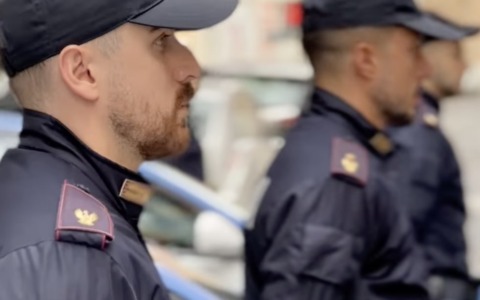 Strage di Castel d’Azzano: la Polizia di Stato di Brescia in raccoglimento davanti al Comando