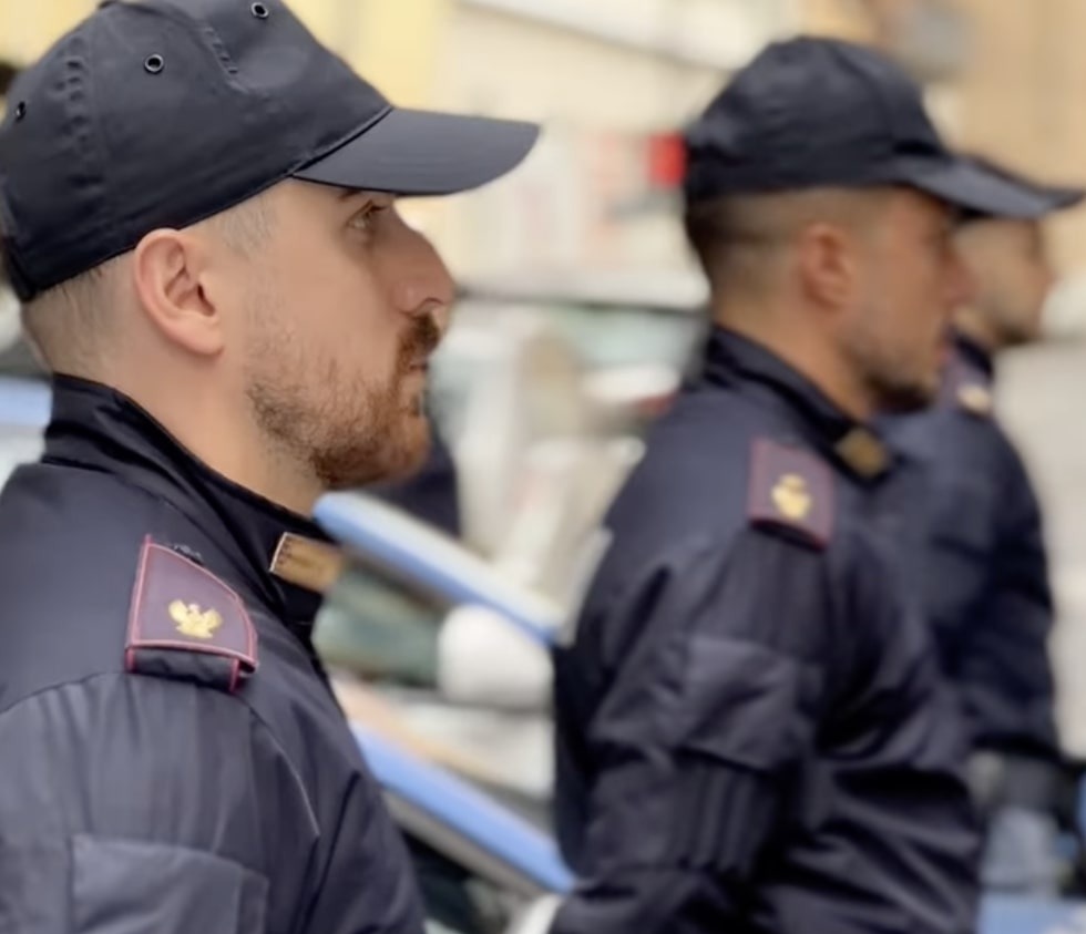 Strage di Castel d’Azzano: la Polizia di Stato di Brescia in raccoglimento davanti al Comando