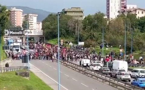 Il Corteo Pro Flotilla ha invaso la tangenziale Ovest a Brescia