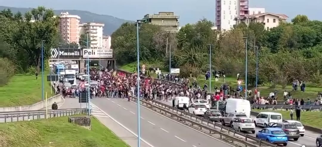 Il Corteo Pro Flotilla ha invaso la tangenziale Ovest a Brescia