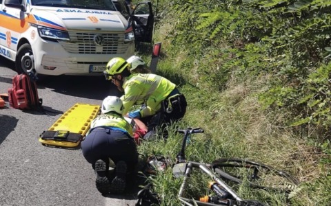 Urta un ciclista e poi si dà alla fuga: individuata dopo 15 giorni l’auto pirata