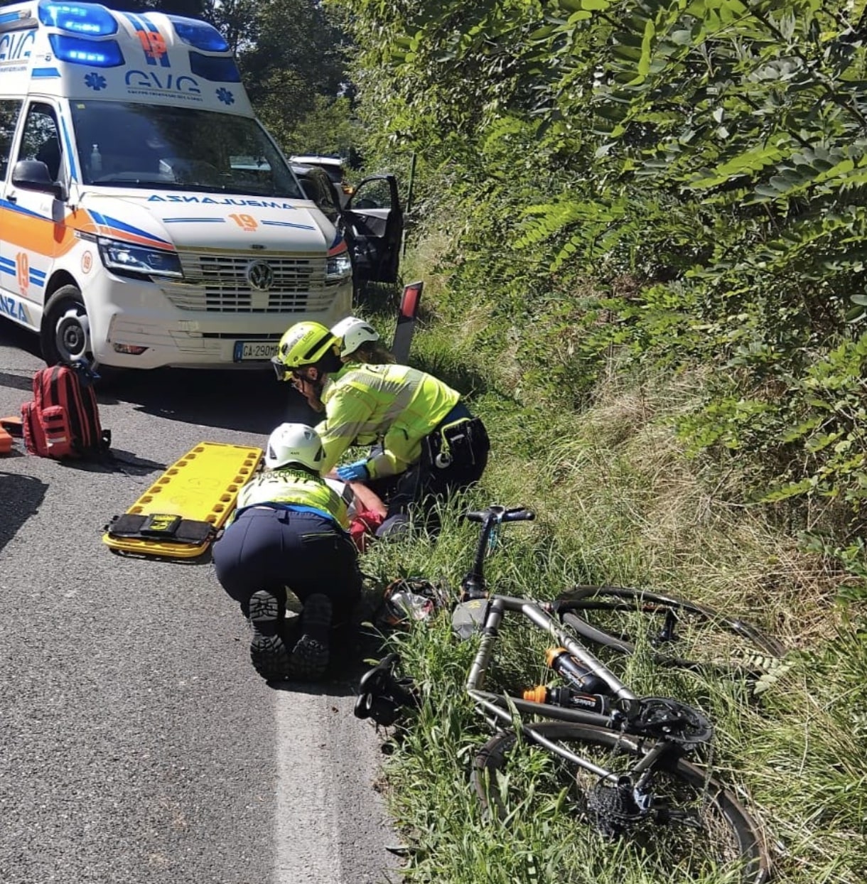 Urta un ciclista e poi si dà alla fuga: individuata dopo 15 giorni l’auto pirata