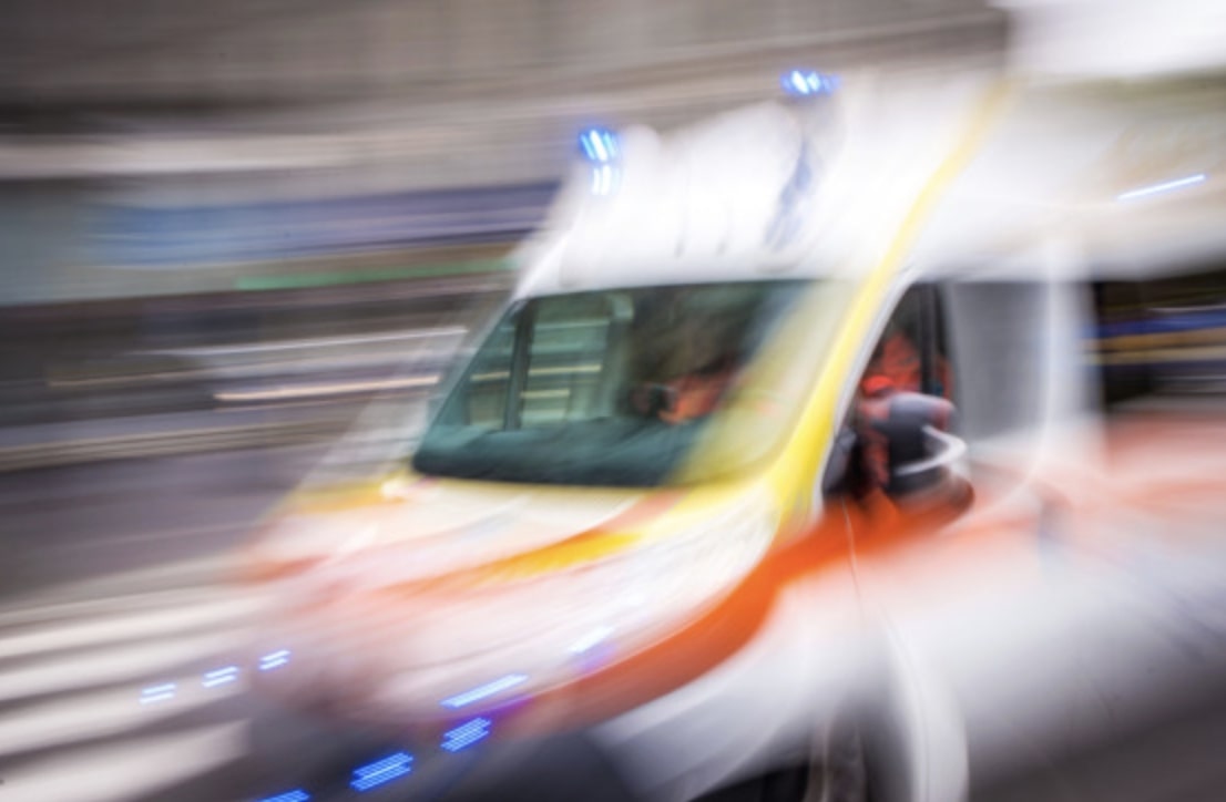 “Si stanno per buttare dal ponte”, macchinista del treno allerta i soccorsi