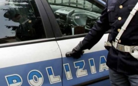 Via della Volta, 40enne ruba da una struttura ricettiva e minaccia di morte gli agenti: arrestata