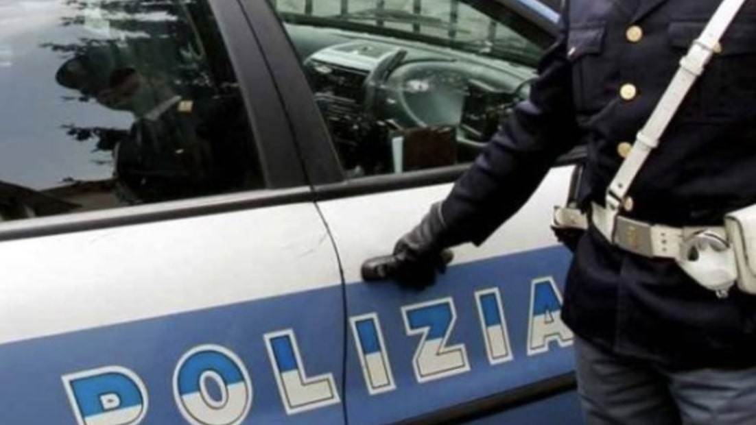 Via della Volta, 40enne ruba da una struttura ricettiva e minaccia di morte gli agenti: arrestata