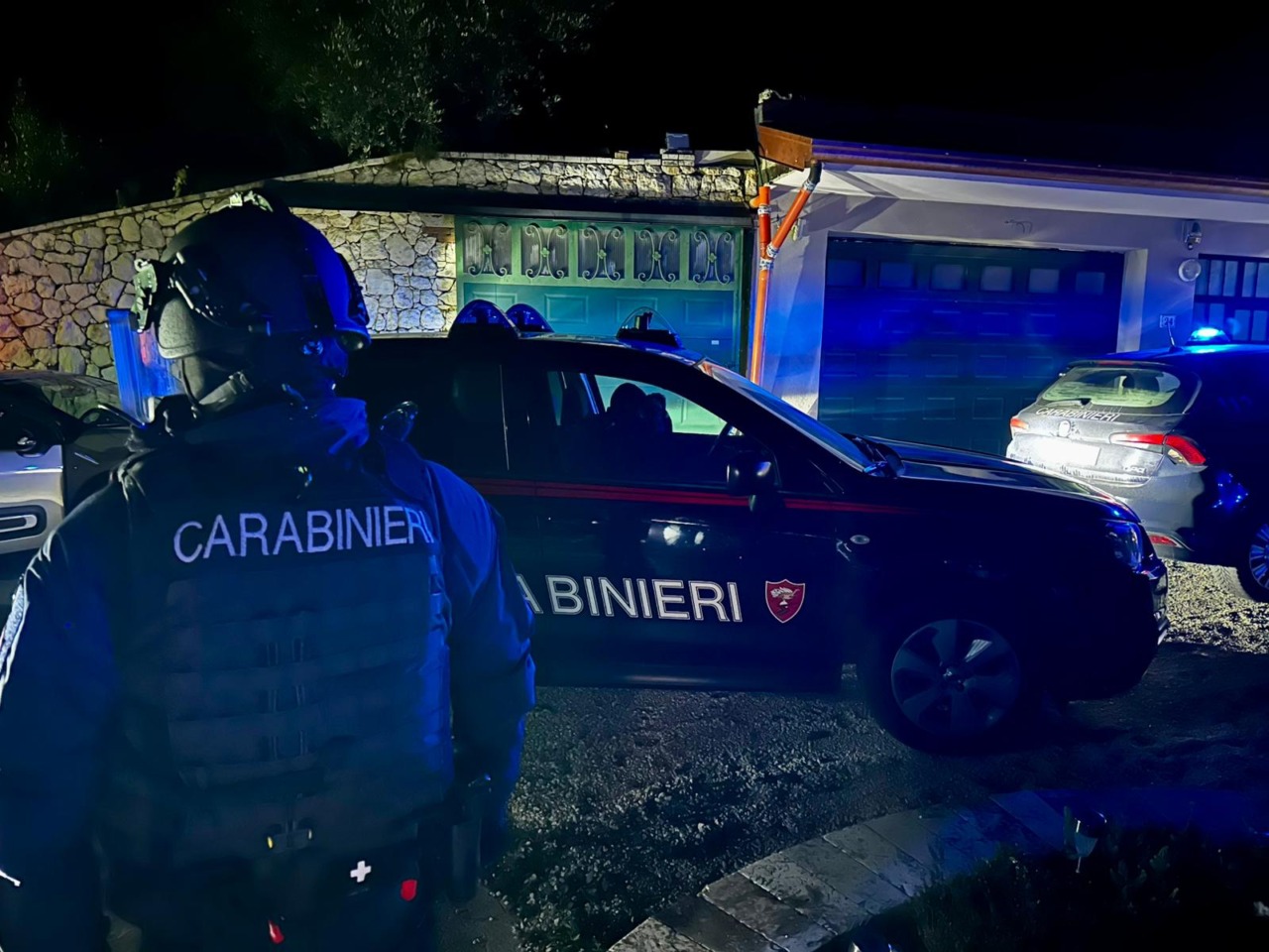 Lite per il pascolo, uccide un vitello a colpi di pistola: in manette un 61enne