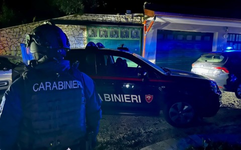 Lite per il pascolo, uccide un vitello a colpi di pistola: in manette un 61enne