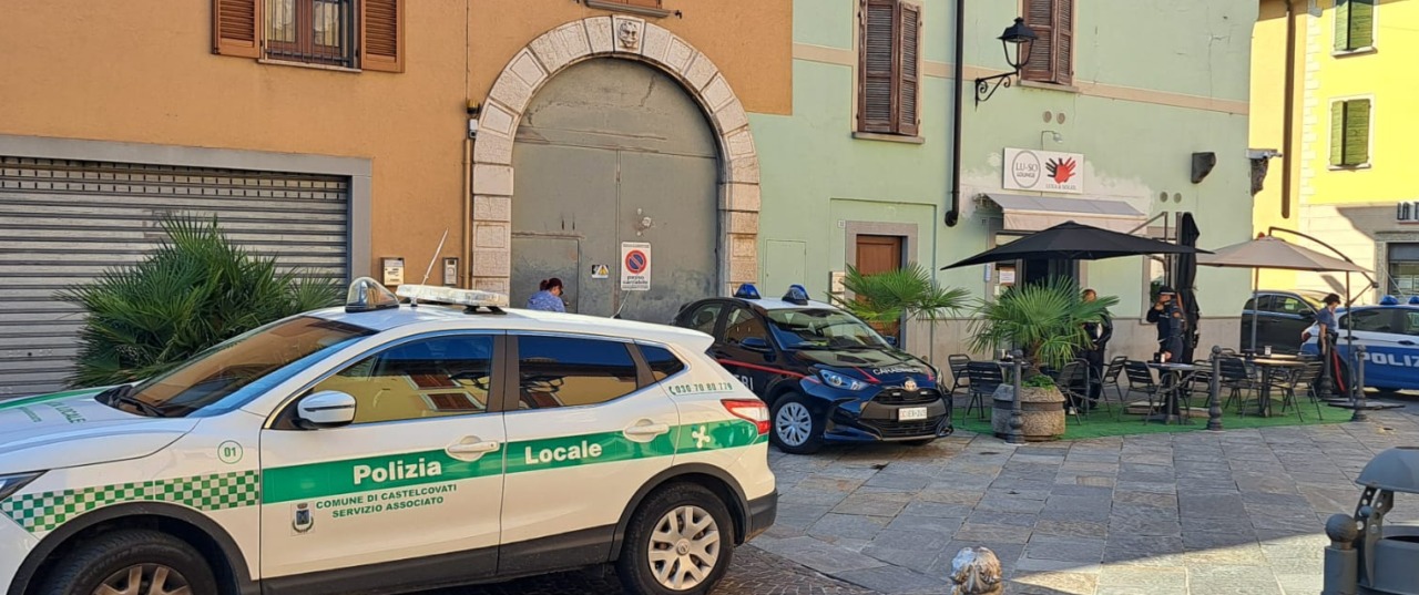 Castelcovati, ubriaco al bar aggredisce i carabinieri e danneggia l’auto: scatta l’arresto, chiuso il locale